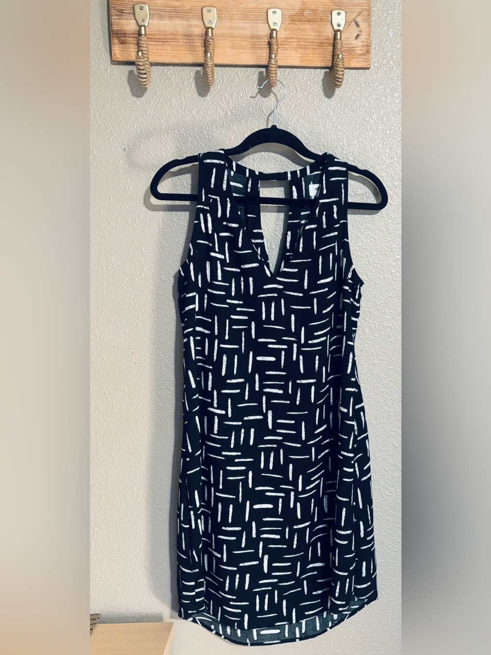 Old Navy BLK/WHT Geometric Print, V Neck Sleeveless Shift Dress | SZ.MED